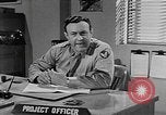 Standbild Vergleich der konventionellen Bomben mit incendiaries Florida United States USA, 1945, aus Sekunde 29 historischem Filmmaterial Videoclip 65675051710
