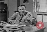 Standbild Vergleich der konventionellen Bomben mit incendiaries Florida United States USA, 1945, aus Sekunde 30 historischem Filmmaterial Videoclip 65675051710