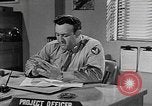 Standbild Vergleich der konventionellen Bomben mit incendiaries Florida United States USA, 1945, aus Sekunde 32 historischem Filmmaterial Videoclip 65675051710