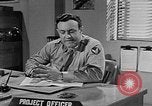 Standbild Vergleich der konventionellen Bomben mit incendiaries Florida United States USA, 1945, aus Sekunde 34 historischem Filmmaterial Videoclip 65675051710