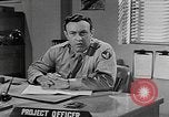 Standbild Vergleich der konventionellen Bomben mit incendiaries Florida United States USA, 1945, aus Sekunde 36 historischem Filmmaterial Videoclip 65675051710