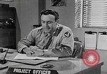 Standbild Vergleich der konventionellen Bomben mit incendiaries Florida United States USA, 1945, aus Sekunde 37 historischem Filmmaterial Videoclip 65675051710