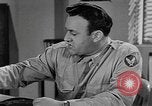 Standbild Vergleich der konventionellen Bomben mit incendiaries Florida United States USA, 1945, aus Sekunde 38 historischem Filmmaterial Videoclip 65675051710