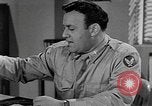 Standbild Vergleich der konventionellen Bomben mit incendiaries Florida United States USA, 1945, aus Sekunde 39 historischem Filmmaterial Videoclip 65675051710