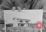 Standbild Vergleich der konventionellen Bomben mit incendiaries Florida United States USA, 1945, aus Sekunde 45 historischem Filmmaterial Videoclip 65675051710