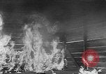 Standbild Vergleich der konventionellen Bomben mit incendiaries Florida United States USA, 1945, aus Sekunde 55 historischem Filmmaterial Videoclip 65675051710
