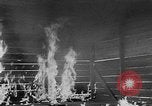 Standbild Vergleich der konventionellen Bomben mit incendiaries Florida United States USA, 1945, aus Sekunde 56 historischem Filmmaterial Videoclip 65675051710