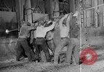 Image Les travailleurs de l'acier découpé sur le brouillard United States USA, 1943, de la seconde 21 séquences d'archives historiques vidéo 65675051747