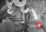 Image Les travailleurs de l'acier découpé sur le brouillard United States USA, 1943, de la seconde 29 séquences d'archives historiques vidéo 65675051747