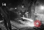 Standbild Stahlarbeiter und Stahlwerk Youngstown Ohio USA, 1944, aus Sekunde 4 historischem Filmmaterial Videoclip 65675051762