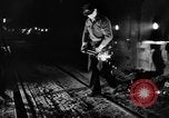 Standbild Stahlarbeiter und Stahlwerk Youngstown Ohio USA, 1944, aus Sekunde 18 historischem Filmmaterial Videoclip 65675051762