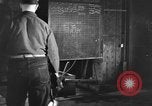 Standbild Stahlarbeiter und Stahlwerk Youngstown Ohio USA, 1944, aus Sekunde 20 historischem Filmmaterial Videoclip 65675051762