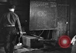 Standbild Stahlarbeiter und Stahlwerk Youngstown Ohio USA, 1944, aus Sekunde 21 historischem Filmmaterial Videoclip 65675051762
