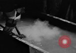 Standbild Stahlarbeiter und Stahlwerk Youngstown Ohio USA, 1944, aus Sekunde 26 historischem Filmmaterial Videoclip 65675051762