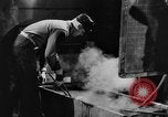 Standbild Stahlarbeiter und Stahlwerk Youngstown Ohio USA, 1944, aus Sekunde 27 historischem Filmmaterial Videoclip 65675051762