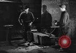 Standbild Stahlarbeiter und Stahlwerk Youngstown Ohio USA, 1944, aus Sekunde 30 historischem Filmmaterial Videoclip 65675051762