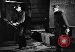 Standbild Stahlarbeiter und Stahlwerk Youngstown Ohio USA, 1944, aus Sekunde 31 historischem Filmmaterial Videoclip 65675051762