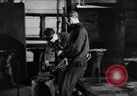 Standbild Stahlarbeiter und Stahlwerk Youngstown Ohio USA, 1944, aus Sekunde 33 historischem Filmmaterial Videoclip 65675051762