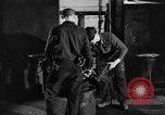 Standbild Stahlarbeiter und Stahlwerk Youngstown Ohio USA, 1944, aus Sekunde 34 historischem Filmmaterial Videoclip 65675051762