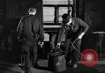 Standbild Stahlarbeiter und Stahlwerk Youngstown Ohio USA, 1944, aus Sekunde 35 historischem Filmmaterial Videoclip 65675051762