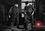 Standbild Stahlarbeiter und Stahlwerk Youngstown Ohio USA, 1944, aus Sekunde 36 historischem Filmmaterial Videoclip 65675051762