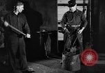 Standbild Stahlarbeiter und Stahlwerk Youngstown Ohio USA, 1944, aus Sekunde 38 historischem Filmmaterial Videoclip 65675051762