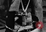 Standbild Stahlarbeiter und Stahlwerk Youngstown Ohio USA, 1944, aus Sekunde 40 historischem Filmmaterial Videoclip 65675051762
