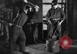 Standbild Stahlarbeiter und Stahlwerk Youngstown Ohio USA, 1944, aus Sekunde 41 historischem Filmmaterial Videoclip 65675051762