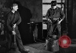 Standbild Stahlarbeiter und Stahlwerk Youngstown Ohio USA, 1944, aus Sekunde 42 historischem Filmmaterial Videoclip 65675051762