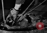 Standbild Stahlarbeiter und Stahlwerk Youngstown Ohio USA, 1944, aus Sekunde 48 historischem Filmmaterial Videoclip 65675051762