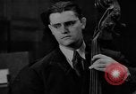 Standbild Stahlarbeiter und Stahlwerk Youngstown Ohio USA, 1944, aus Sekunde 53 historischem Filmmaterial Videoclip 65675051762