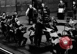 Standbild Stahlarbeiter und Stahlwerk Youngstown Ohio USA, 1944, aus Sekunde 58 historischem Filmmaterial Videoclip 65675051762