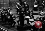 Standbild Stahlarbeiter und Stahlwerk Youngstown Ohio USA, 1944, aus Sekunde 59 historischem Filmmaterial Videoclip 65675051762