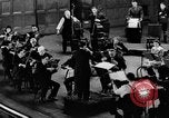 Standbild Stahlarbeiter und Stahlwerk Youngstown Ohio USA, 1944, aus Sekunde 61 historischem Filmmaterial Videoclip 65675051762