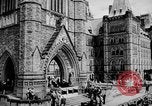 Standbild Präsident Franklin D Roosevelt in den Schritten des Parlaments Ottawa Kanada, 1943, aus Sekunde 11 historischem Filmmaterial Videoclip 65675051794