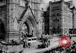 Standbild Präsident Franklin D Roosevelt in den Schritten des Parlaments Ottawa Kanada, 1943, aus Sekunde 12 historischem Filmmaterial Videoclip 65675051794