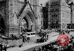 Standbild Präsident Franklin D Roosevelt in den Schritten des Parlaments Ottawa Kanada, 1943, aus Sekunde 13 historischem Filmmaterial Videoclip 65675051794
