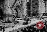 Standbild Präsident Franklin D Roosevelt in den Schritten des Parlaments Ottawa Kanada, 1943, aus Sekunde 14 historischem Filmmaterial Videoclip 65675051794