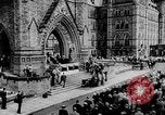 Standbild Präsident Franklin D Roosevelt in den Schritten des Parlaments Ottawa Kanada, 1943, aus Sekunde 15 historischem Filmmaterial Videoclip 65675051794