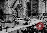 Standbild Präsident Franklin D Roosevelt in den Schritten des Parlaments Ottawa Kanada, 1943, aus Sekunde 16 historischem Filmmaterial Videoclip 65675051794