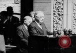 Standbild Präsident Franklin D Roosevelt in den Schritten des Parlaments Ottawa Kanada, 1943, aus Sekunde 17 historischem Filmmaterial Videoclip 65675051794