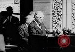 Standbild Präsident Franklin D Roosevelt in den Schritten des Parlaments Ottawa Kanada, 1943, aus Sekunde 18 historischem Filmmaterial Videoclip 65675051794