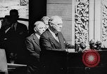 Standbild Präsident Franklin D Roosevelt in den Schritten des Parlaments Ottawa Kanada, 1943, aus Sekunde 20 historischem Filmmaterial Videoclip 65675051794