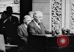 Standbild Präsident Franklin D Roosevelt in den Schritten des Parlaments Ottawa Kanada, 1943, aus Sekunde 21 historischem Filmmaterial Videoclip 65675051794