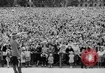 Standbild Präsident Franklin D Roosevelt in den Schritten des Parlaments Ottawa Kanada, 1943, aus Sekunde 27 historischem Filmmaterial Videoclip 65675051794