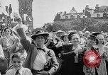 Standbild Präsident Franklin D Roosevelt in den Schritten des Parlaments Ottawa Kanada, 1943, aus Sekunde 28 historischem Filmmaterial Videoclip 65675051794