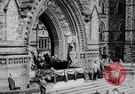 Standbild Präsident Franklin D Roosevelt in den Schritten des Parlaments Ottawa Kanada, 1943, aus Sekunde 29 historischem Filmmaterial Videoclip 65675051794
