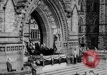 Standbild Präsident Franklin D Roosevelt in den Schritten des Parlaments Ottawa Kanada, 1943, aus Sekunde 30 historischem Filmmaterial Videoclip 65675051794