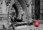 Standbild Präsident Franklin D Roosevelt in den Schritten des Parlaments Ottawa Kanada, 1943, aus Sekunde 32 historischem Filmmaterial Videoclip 65675051794
