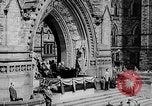 Standbild Präsident Franklin D Roosevelt in den Schritten des Parlaments Ottawa Kanada, 1943, aus Sekunde 33 historischem Filmmaterial Videoclip 65675051794